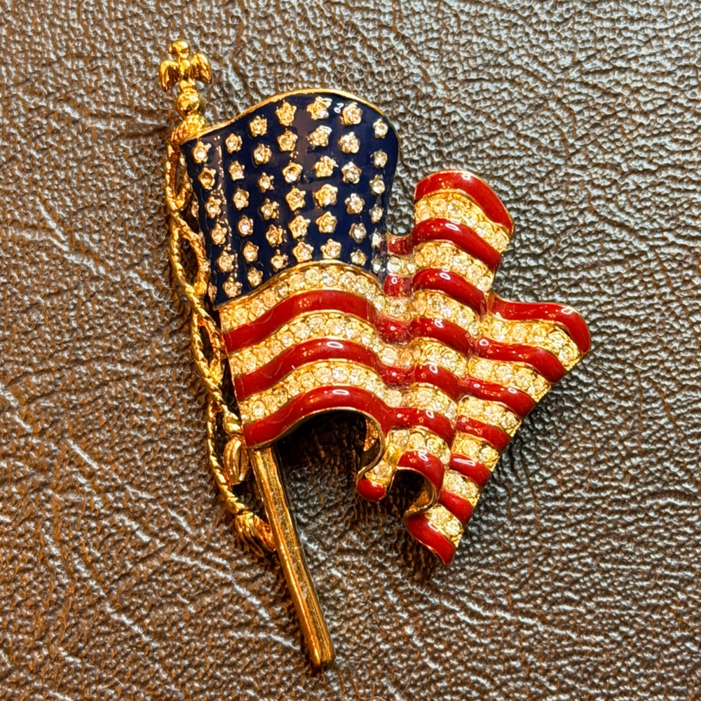 VINTAGE🇺🇸Trifari🇺🇸1996 Enamel & Rhinestone American Flag Pin Brooch - Picture 3 of 11